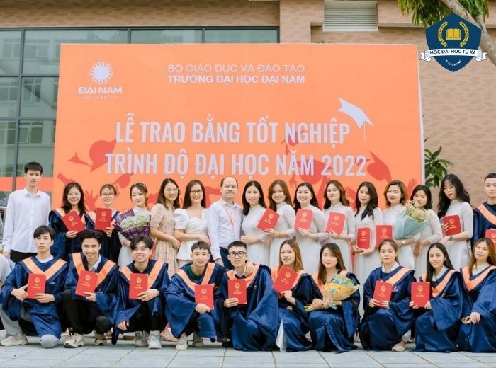 lễ trao bằng tốt nghiệp đại học đại nam